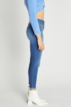 Load image into Gallery viewer, Wide Waist Band 3-Button Skinny Jean